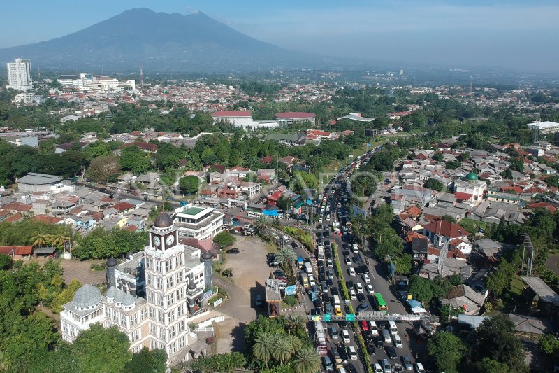 Kemacetan Jalur Puncak Bogor Saat Libur Panjang ANTARA Foto