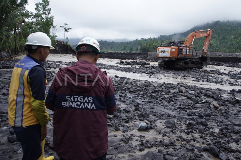 Pengembalian Aliiran Lahar Hujan Gunung Semeru ANTARA Foto