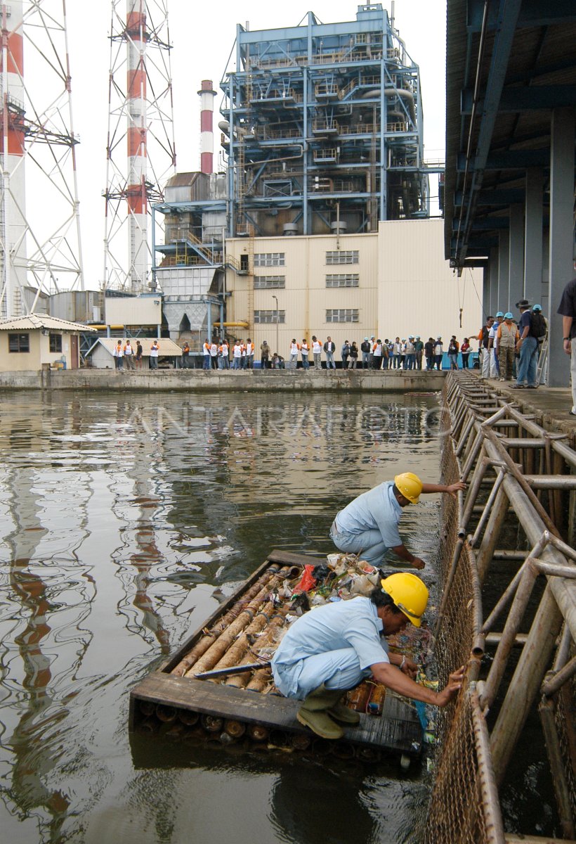 Bersihkan Sampah Antara Foto