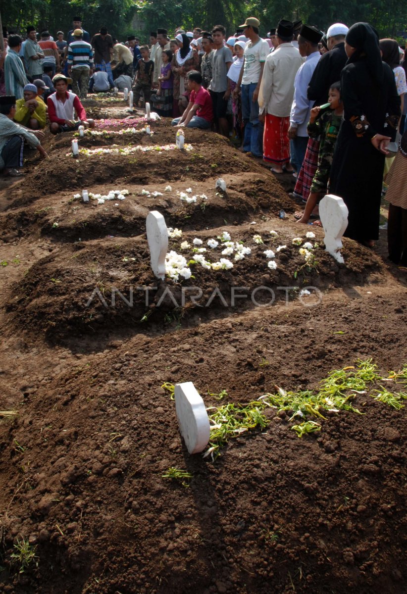 PEMAKAMAN JENAZAH KORBAN KECELAKAAN LALU LINTAS ANTARA Foto