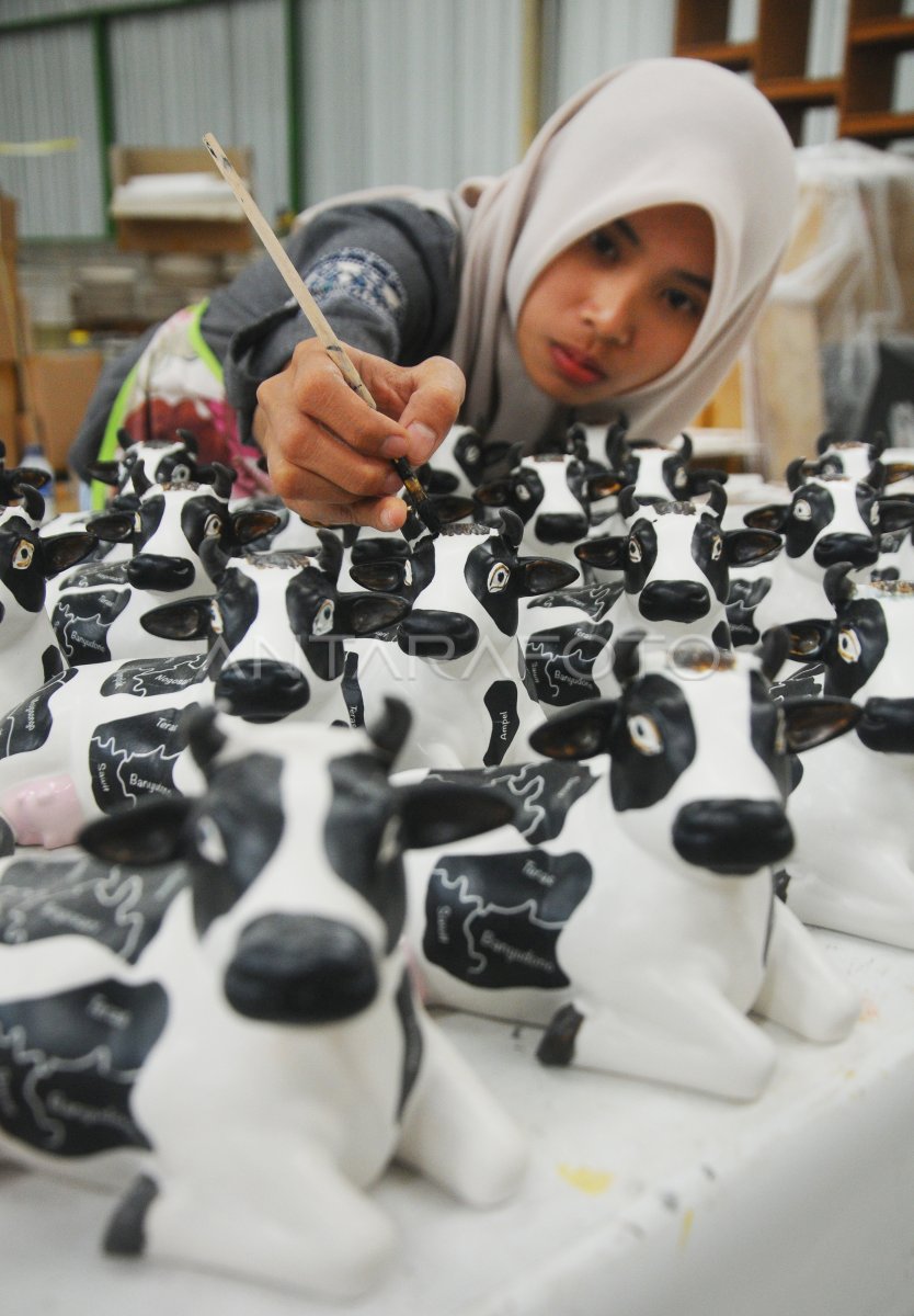 Kerajinan Miniatur Patung Sapi Antara Foto