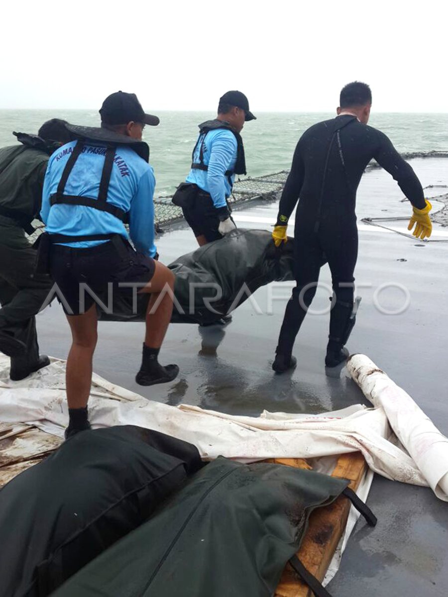 EVAKUASI KORBAN AIRASIA ANTARA Foto