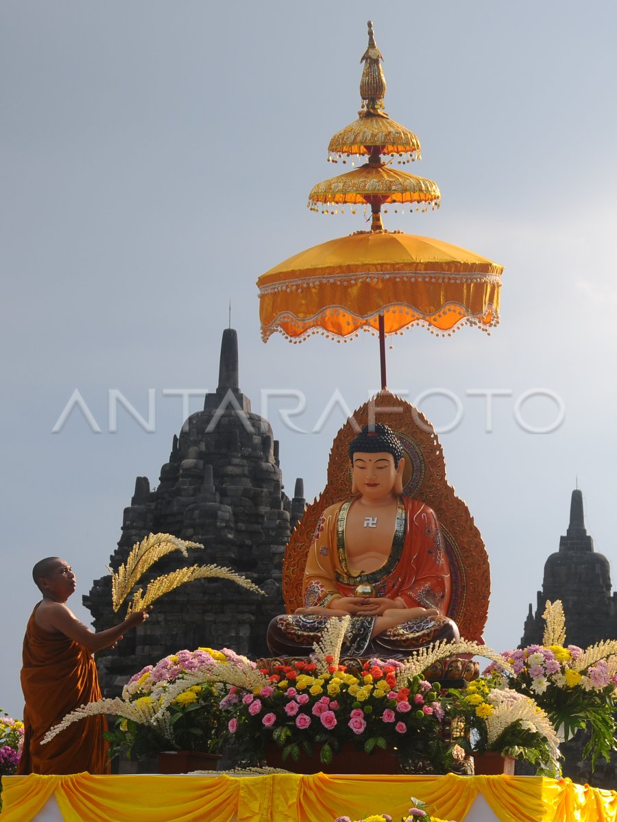 Persiapan Waisak Candi Sewu Antara Foto