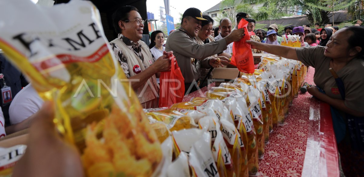 BAZAR MINYAK GORENG MURAH | ANTARA Foto