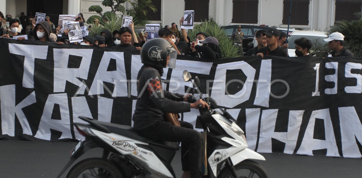 Aksi Kamisan memprotes penyelesaian tragedi Kanjuruhan