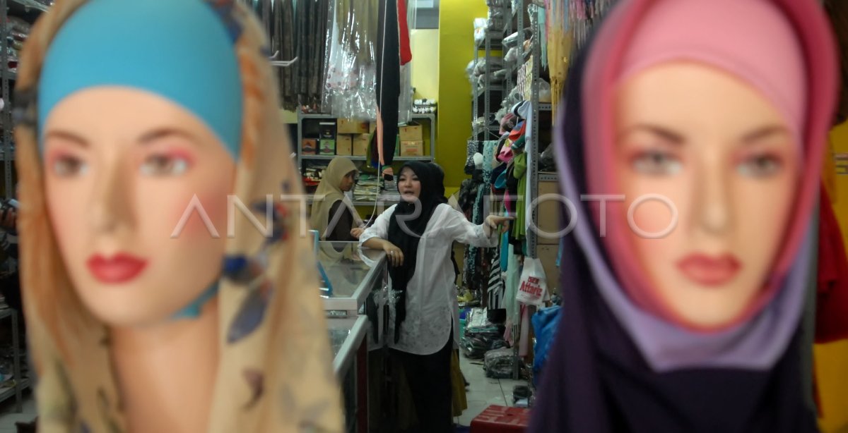 PENJUALAN JILBAB | ANTARA Foto
