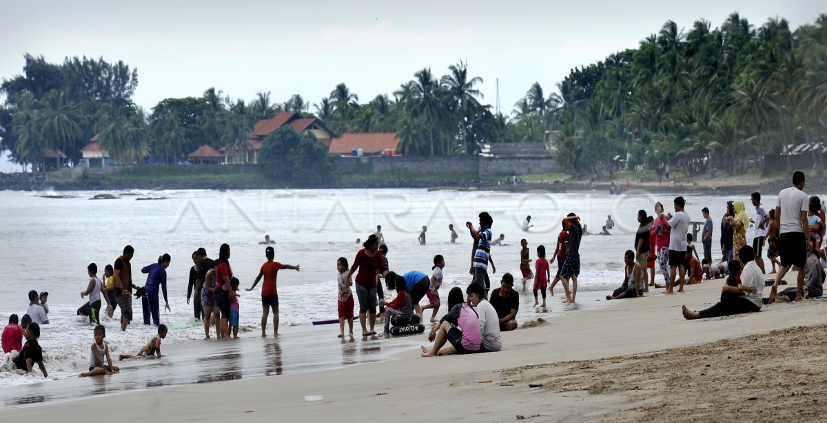 Petugas Kebersihan di Pantai Anyer