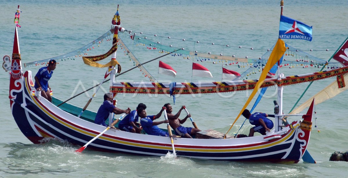 Lomba Dayung Tradisional Antara Foto