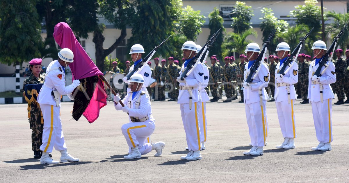 PEMINDAHAN PANJI KORPS MARINIR | ANTARA Foto