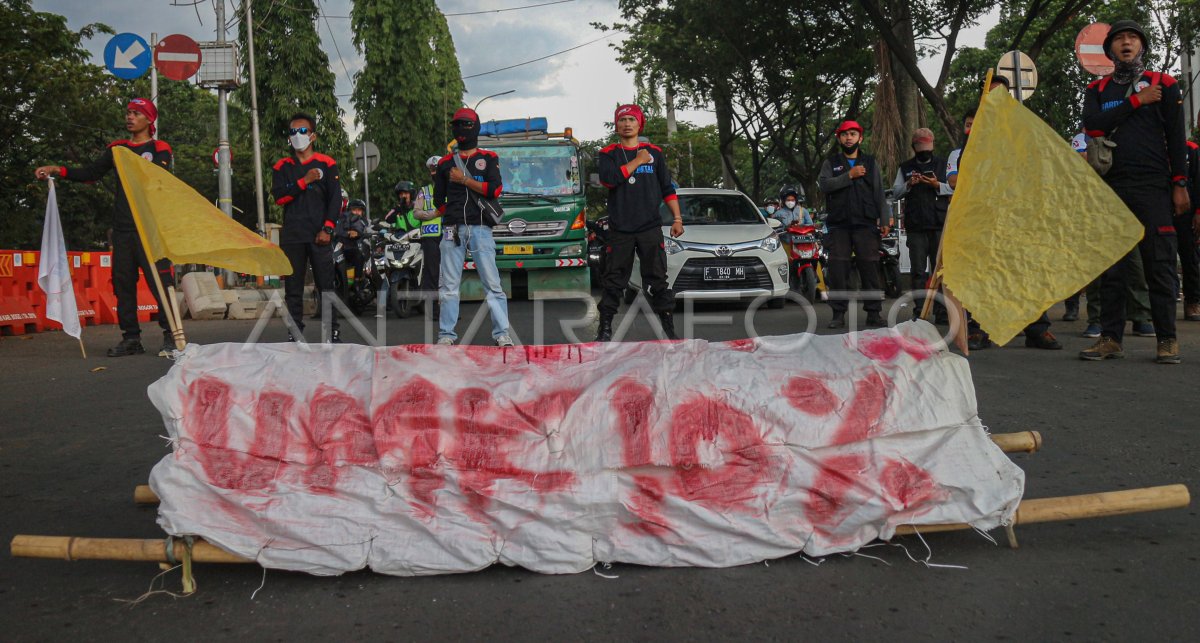 TUNTUT KENAIKAN UPAH DI BOGOR | ANTARA Foto