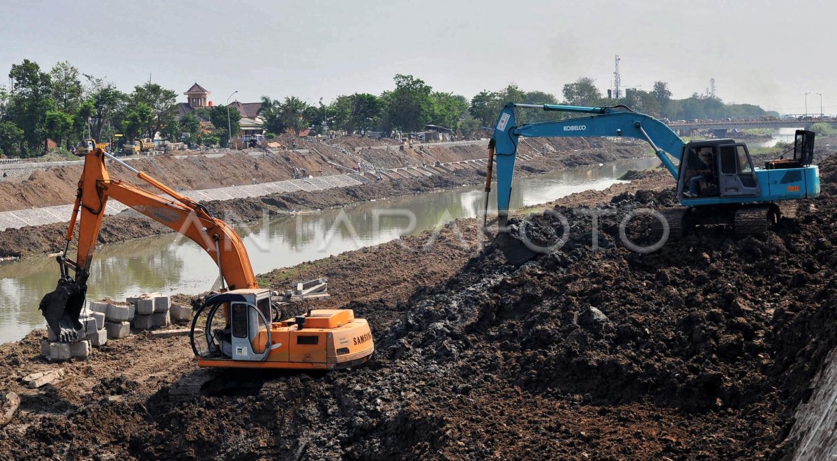 NORMALISASI SUNGAI | ANTARA Foto