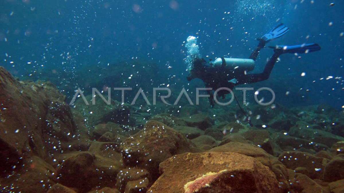 Gunung Api Bawah Laut Antara Foto 0276