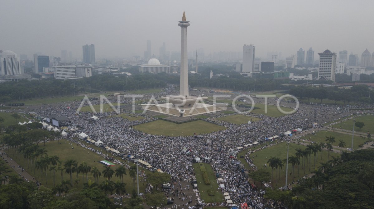 Aksi Munajat Kubro 212 Di Monas | ANTARA Foto