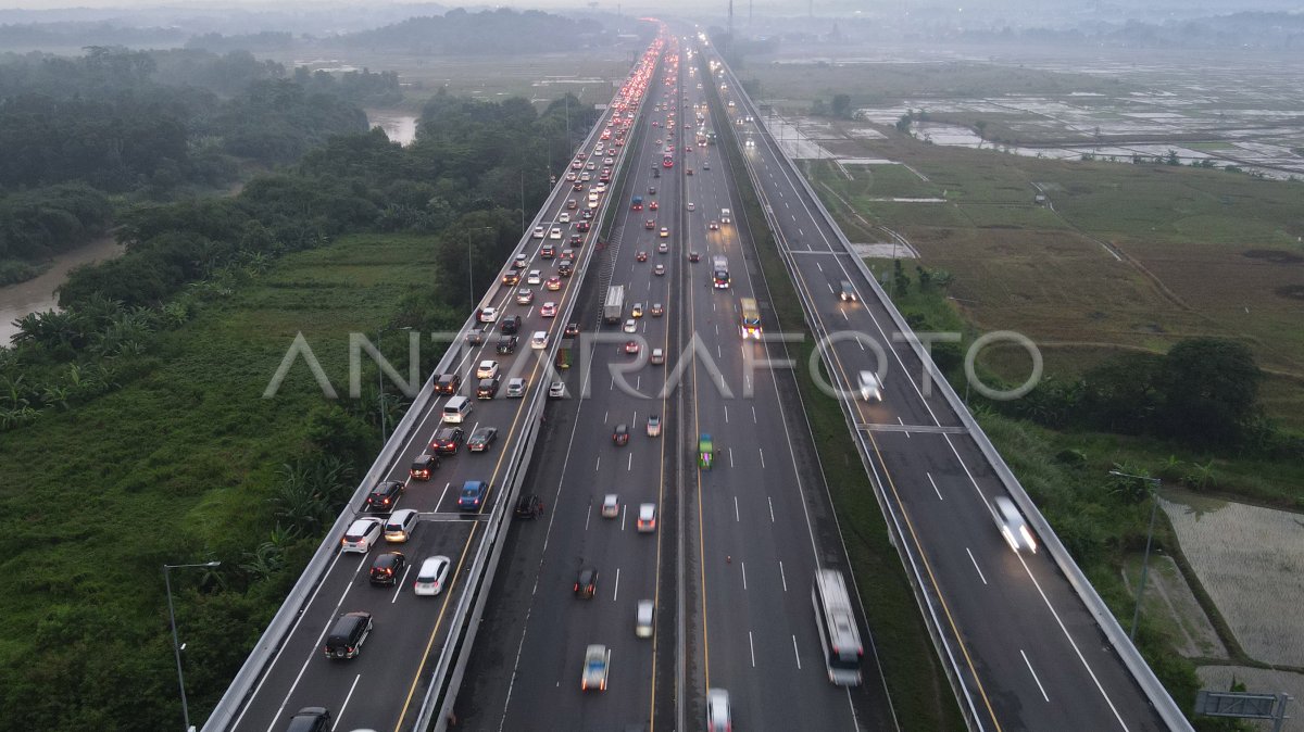 Contraflow Di Tol Jakarta Cikampek Antara Foto 9179