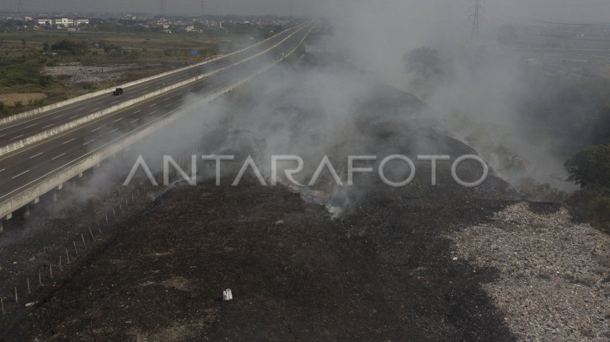 Asap sisa kebakaran TPS ilegal di Tambun Utara