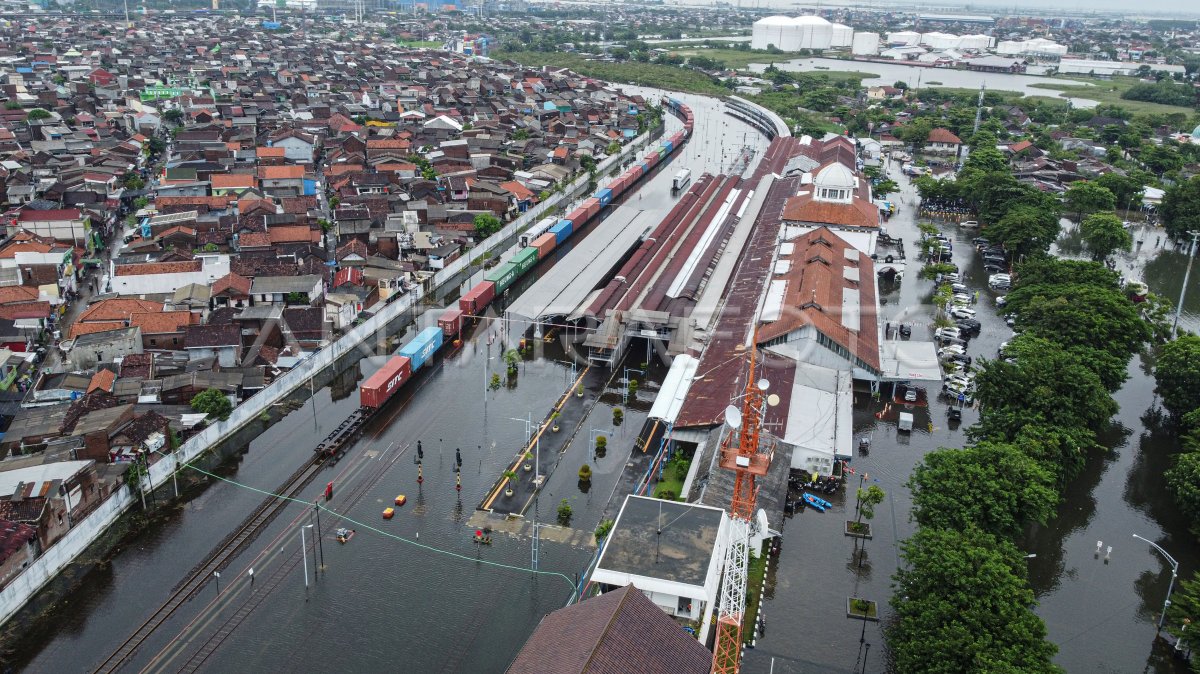 Banjir Rendam Stasiun Tawang Semarang | ANTARA Foto