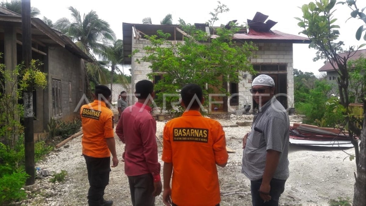 Dampak Angin Puting Beliung Di Wakatobi Antara Foto