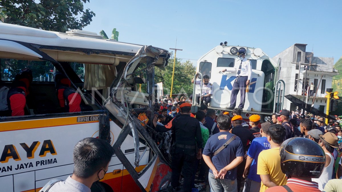 BUS PARIWISATA TERTABRAK KERETA API | ANTARA Foto