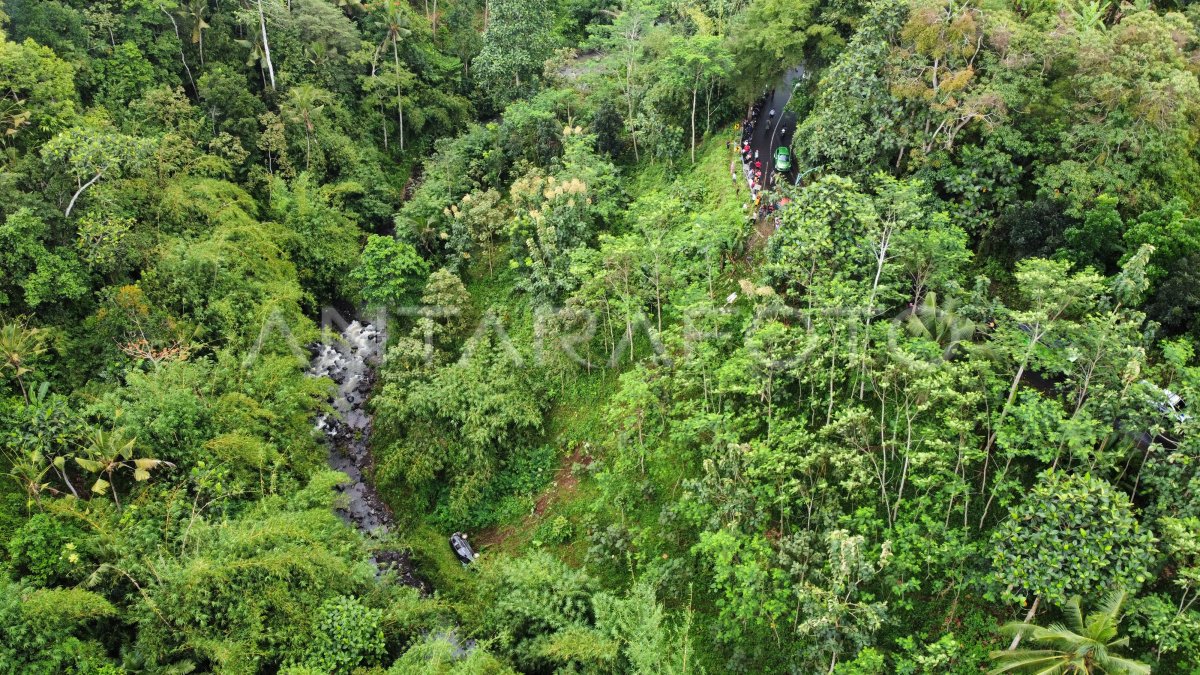 MOBIL WISATAWAN MASUK JURANG DI JALUR IJEN | ANTARA Foto