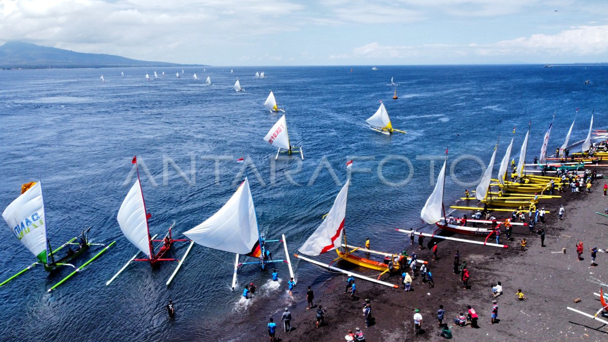 LOMBA PERAHU LAYAR HUT TNI AL | ANTARA Foto