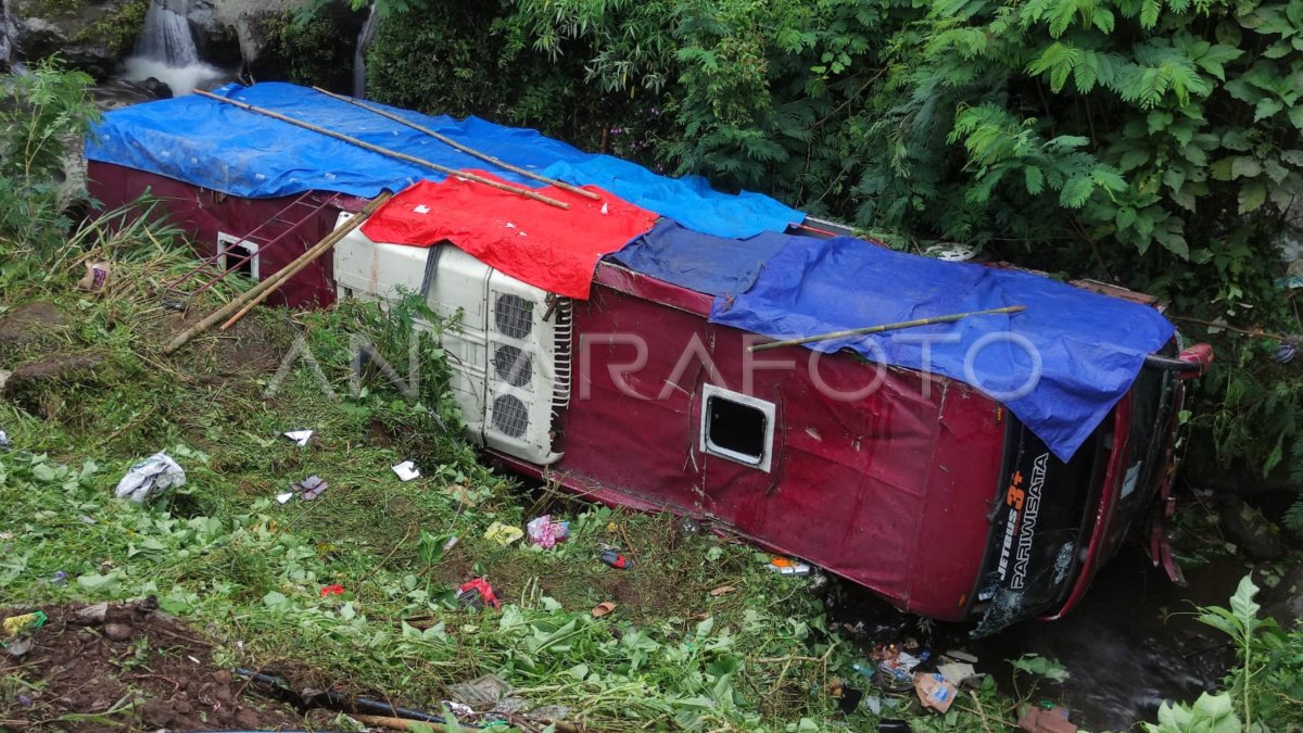 Kecelakaan Bus Masuk Jurang Di Tegal | ANTARA Foto