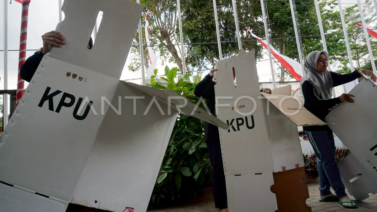 Lomba merakit kotak suara pemilu