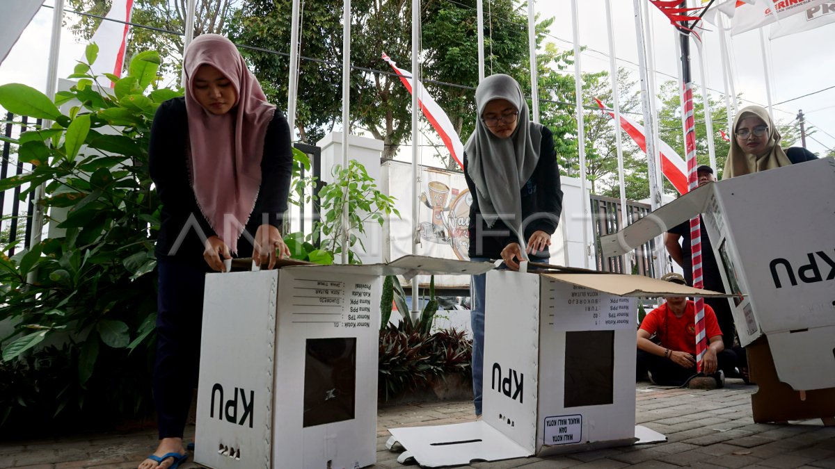 Lomba merakit kotak suara pemilu