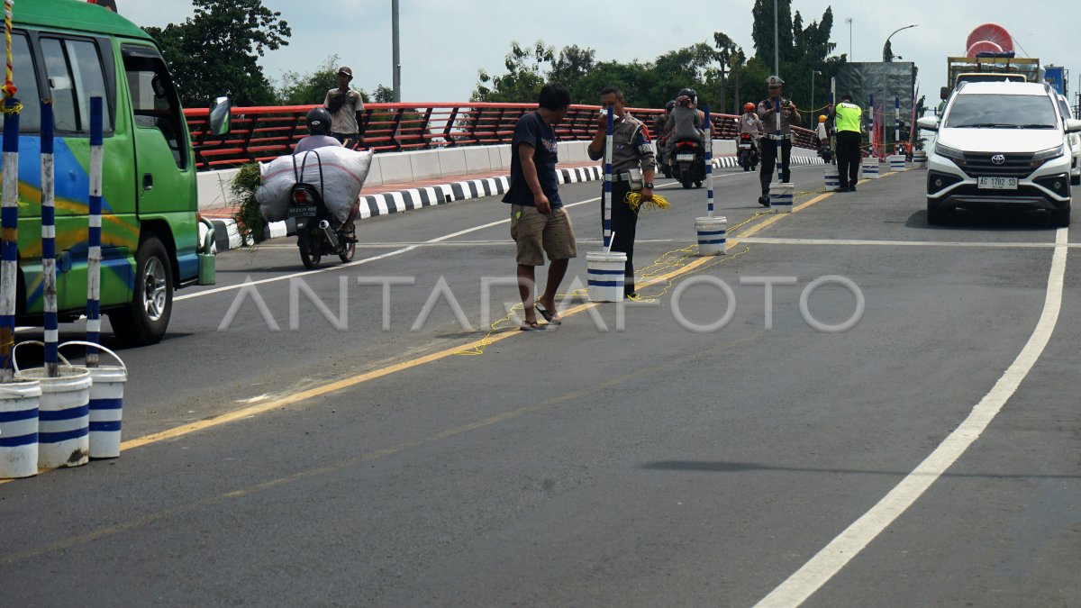 Pemasangan Pembatas Jalan Untuk Rekayasa Lalu Lintas | ANTARA Foto