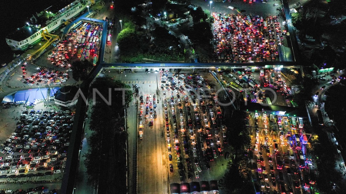 Puncak Arus Mudik Mobil Pelabuhan Merak | ANTARA Foto