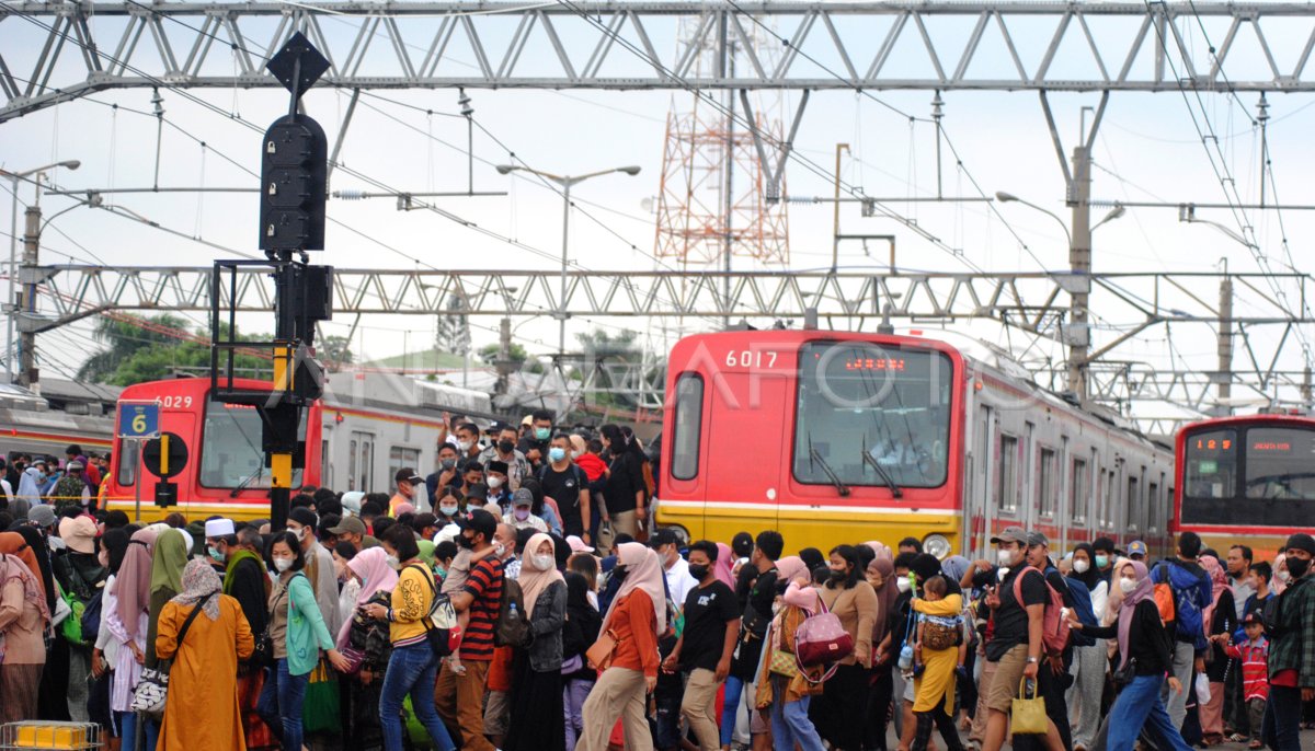 KEPADATAN PENUMPANG KRL COMMUTER LINE DI STASIUN BOGOR | ANTARA Foto