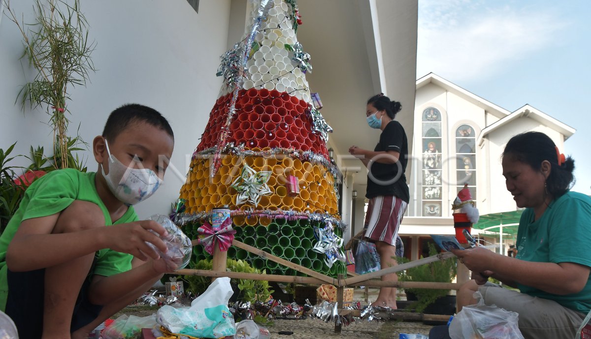 LOMBA MEMBUAT POHON NATAL BERBAHAN RAMAH LINGKUNGAN