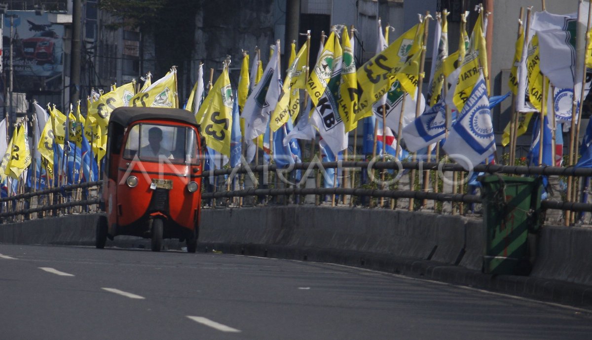 Bendera Parpol Antara Foto