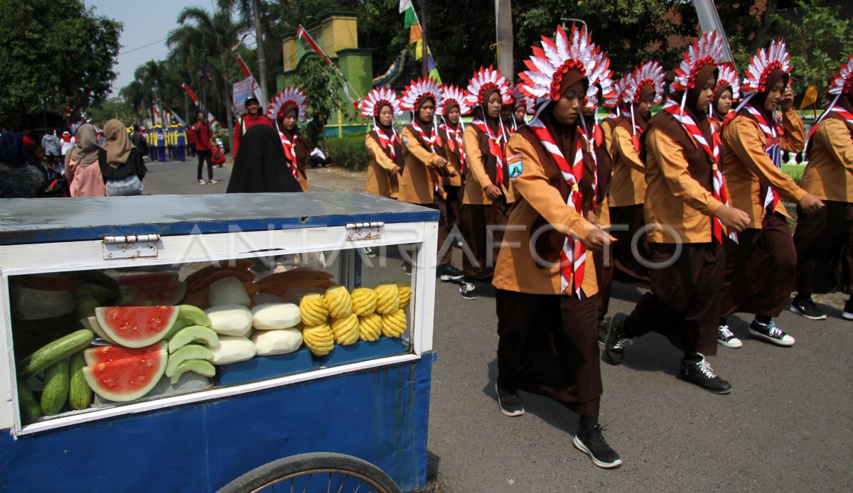 Lomba Gerak Jalan Di Jombang Antara Foto