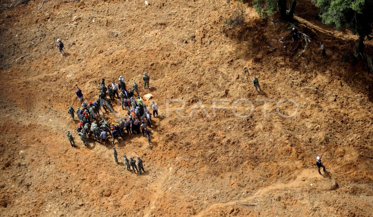 PENCARIAN KORBAN LONGSOR CIWIDEY ANTARA Foto