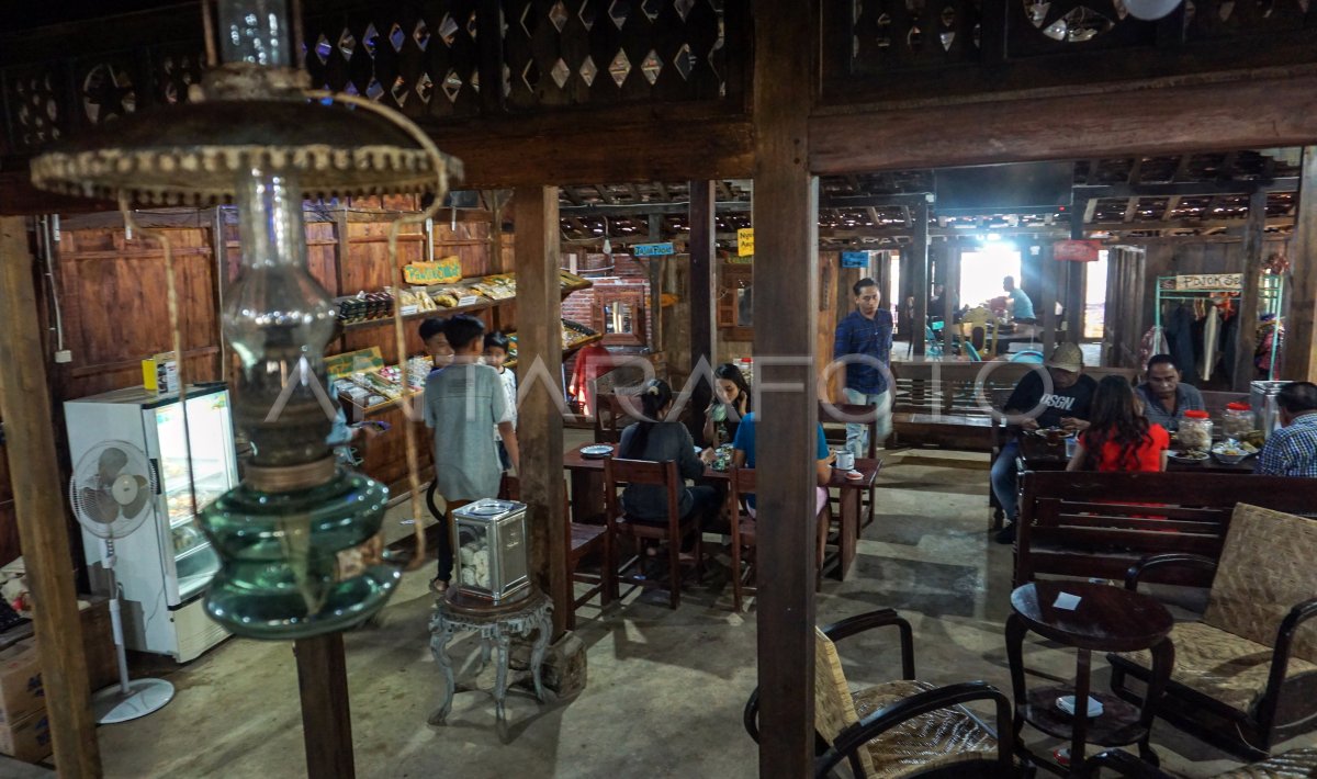WISATA KULINER KONSEP RUMAH PEDESAAN | ANTARA Foto