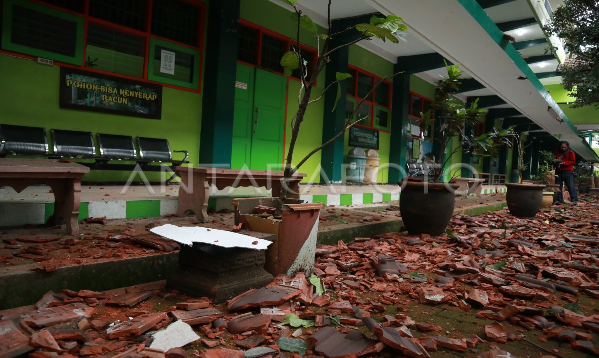 SEKOLAH RUSAK AKIBAT GEMPA DI MALANG | ANTARA Foto