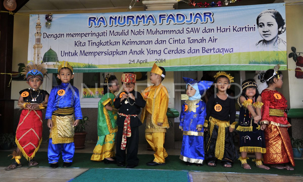 FASHION SHOW PAKAIAN ADAT NUSANTARA | ANTARA Foto