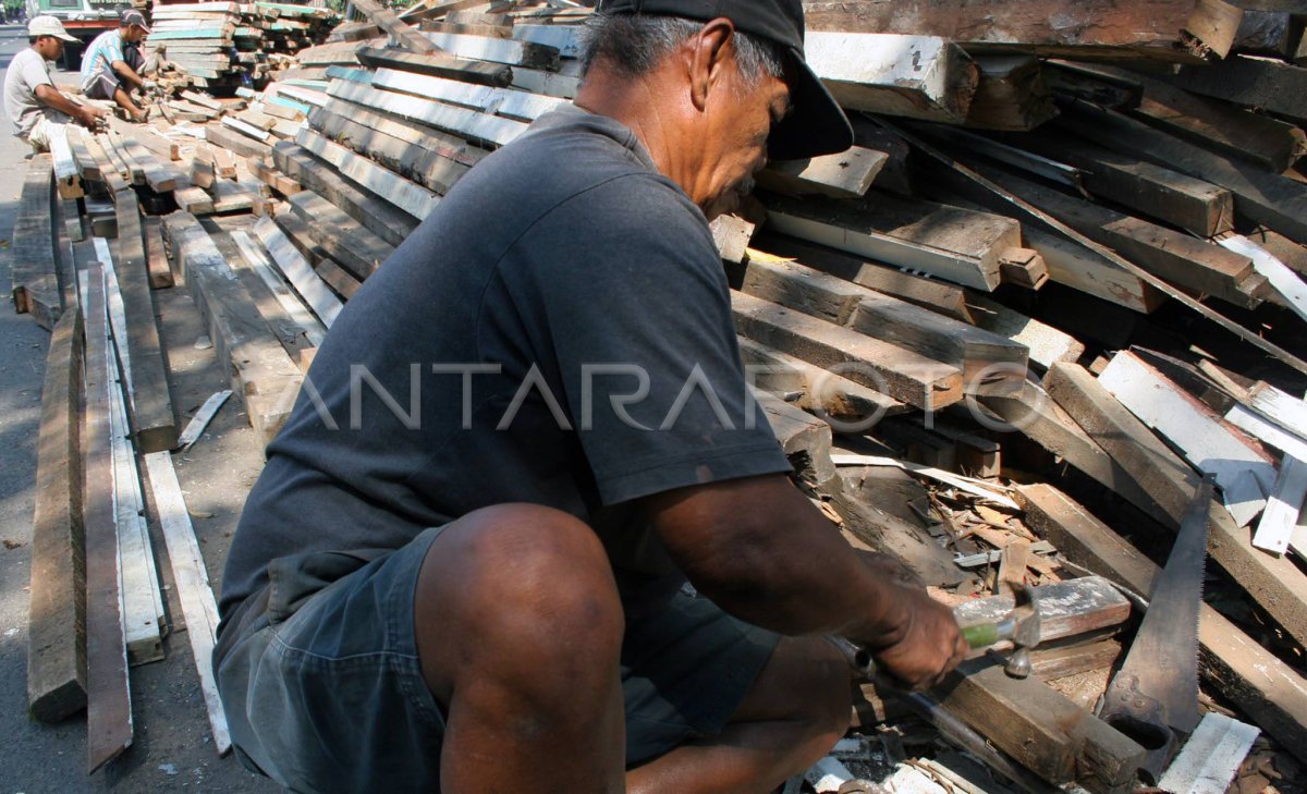 KAYU DAUR ULANG. | ANTARA Foto