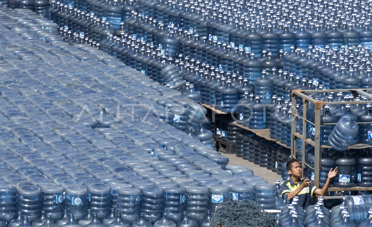 PRODUKSI AIR MINUM KEMASAN | ANTARA Foto