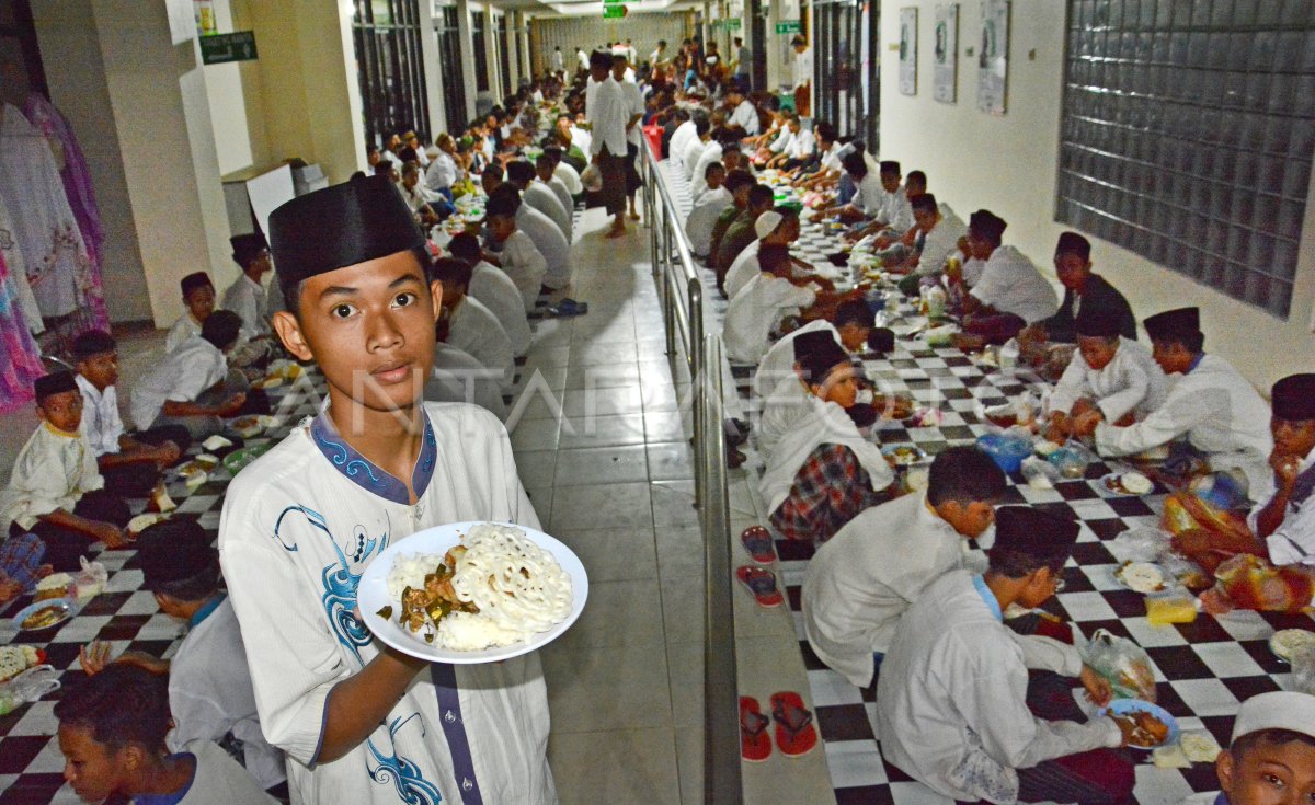 TRADISI SANTRI BUKA PUASA BERSAMA | ANTARA Foto