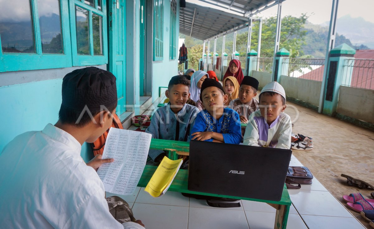 Akses Komputer: Kunci Era Digital untuk Generasi Muda Desa Tenjolayar