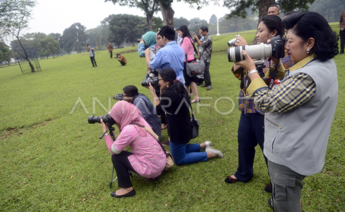 IBU NEGARA DAN KOMUNITAS FOTOGRAFI | ANTARA Foto