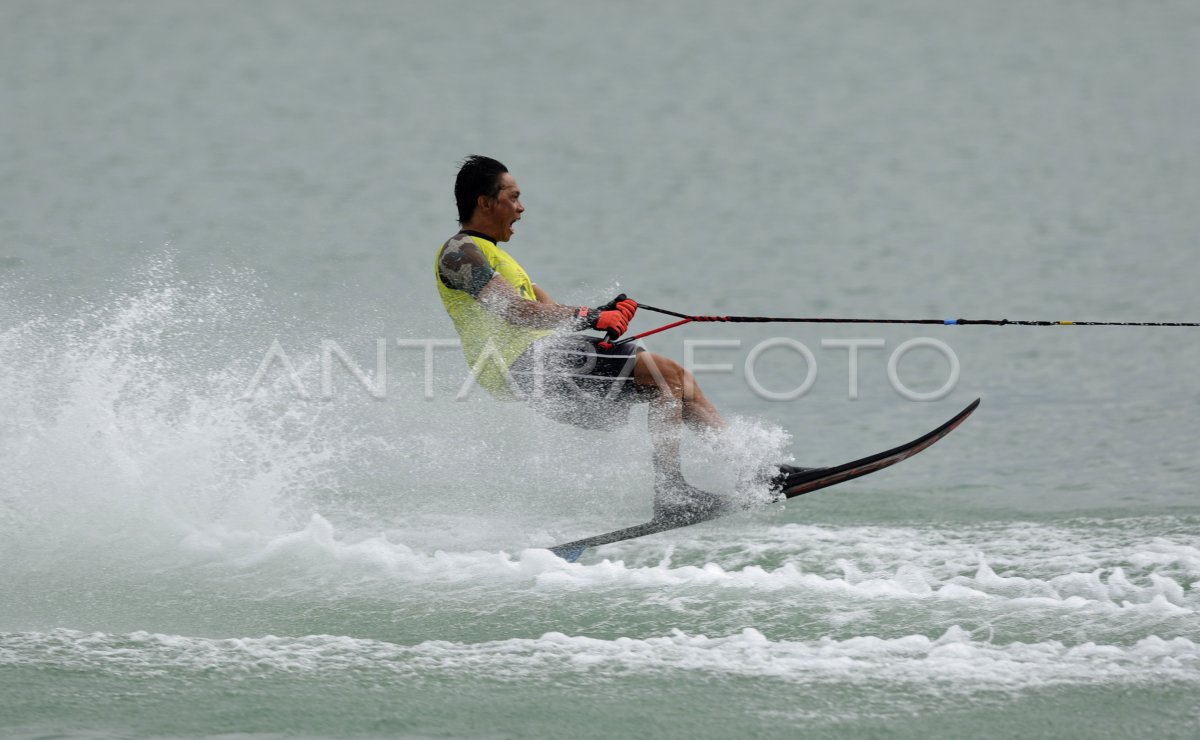 MEDALI EMAS SKI AIR | ANTARA Foto