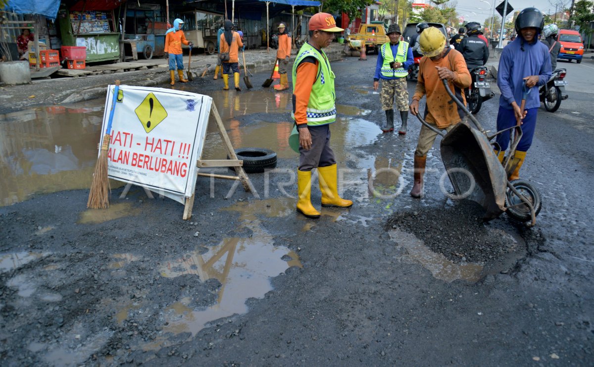 Perbaikan Jalur Pantura Semarang Antara Foto