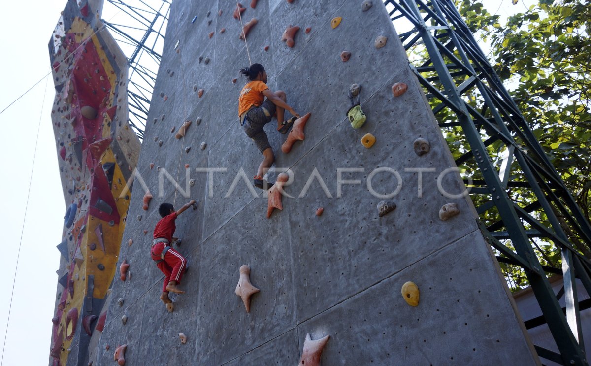 Latihan Panjat Tebing Antara Foto