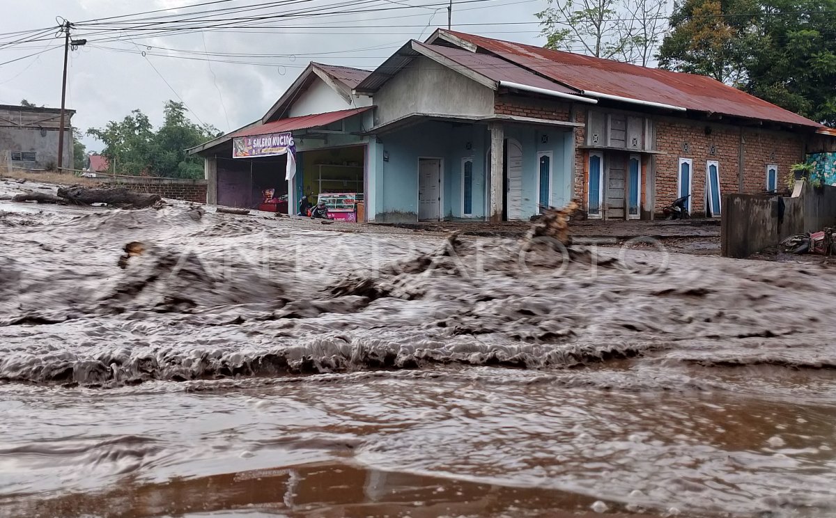 Banjir Lahar Dingin Gunung Marapi | ANTARA Foto