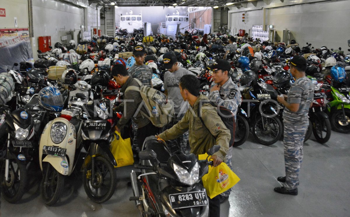 PEMUDIK BERMOTOR ARUS BALIK | ANTARA Foto