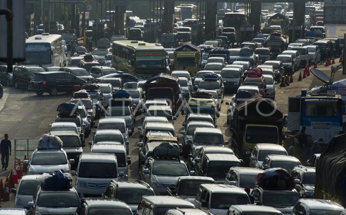 KEMACETAN TOL CIKAMPEK | ANTARA Foto