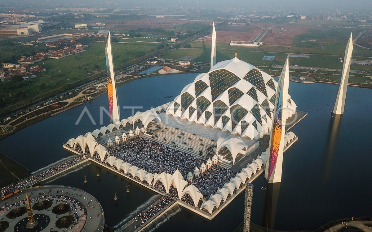 SALAT IDUL FITRI DI MASJID RAYA AL JABBAR | ANTARA Foto