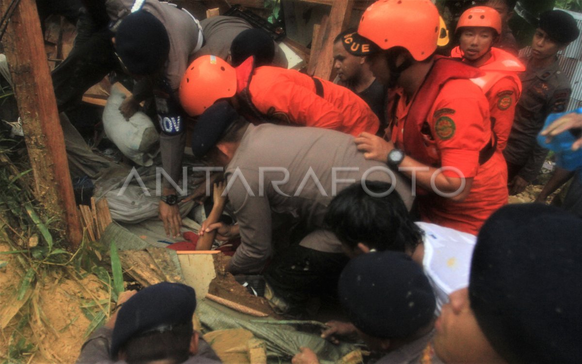 KORBAN TANAH LONGSOR DAN BANJIR | ANTARA Foto